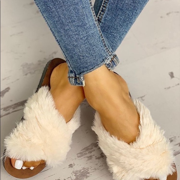 Teddy Bare fuzzy sandals - Picture 3 of 3